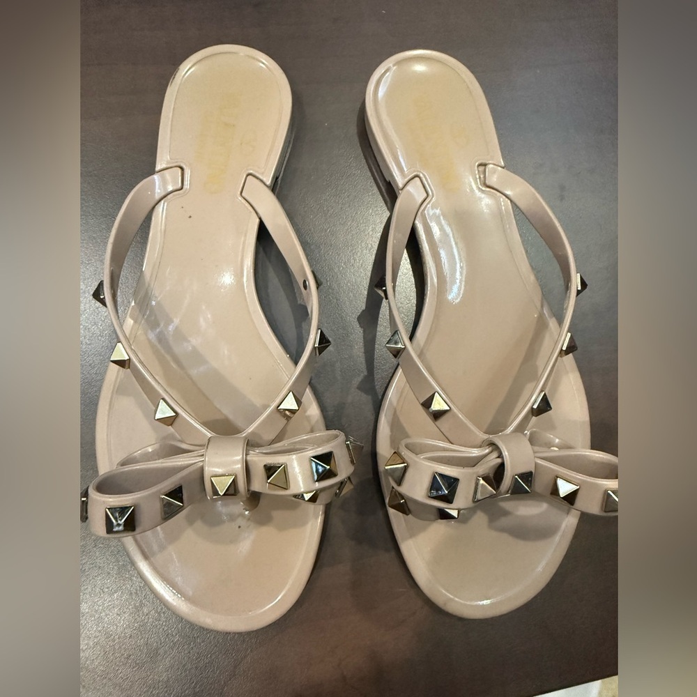 Valentino rockstud pvc thong sandal poudre size 37